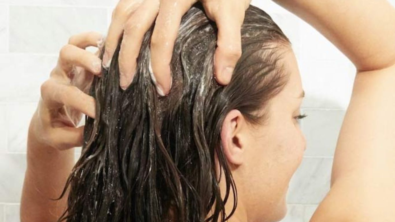 Gội đầu thật kỹ sau khi ủ tóc bằng dầu oliu