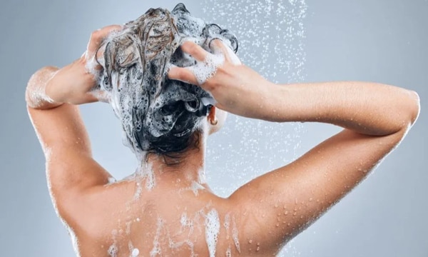 Chải tóc với lược mềm trước khi gội đầu