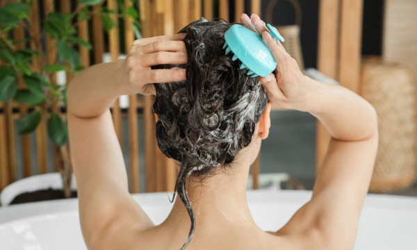 Nên massage da đầu nhẹ nhàng trong khi gội