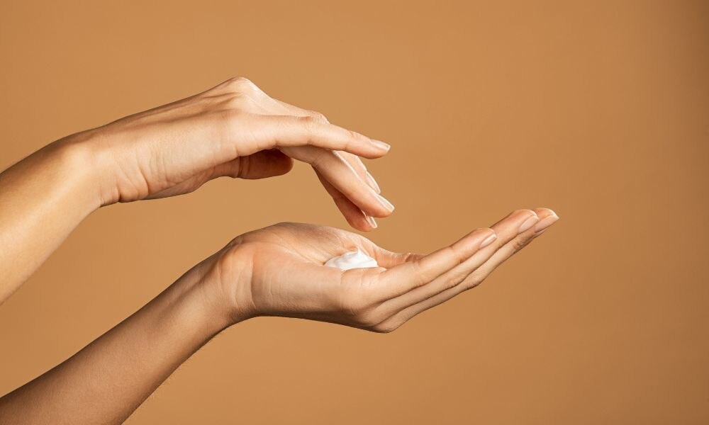 Test trước nguyên liệu giúp tránh kích ứng da đầu khi hấp tóc tại nhà