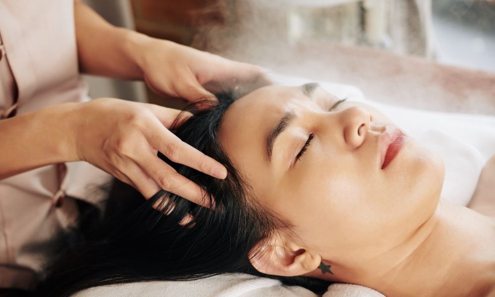 Massage da đầu giúp cải thiện tuần hoàn máu và giảm cảm giác ngứa tạm thời
