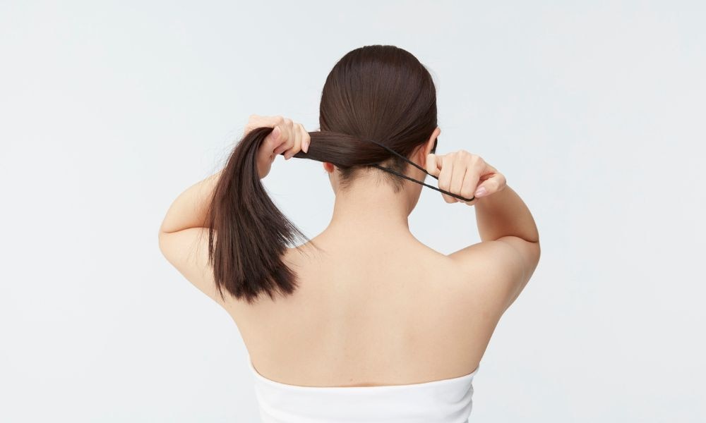 Tóc buộc quá chặt tạo áp lực lên da đầu gây ngứa và cảm giác khó chịu