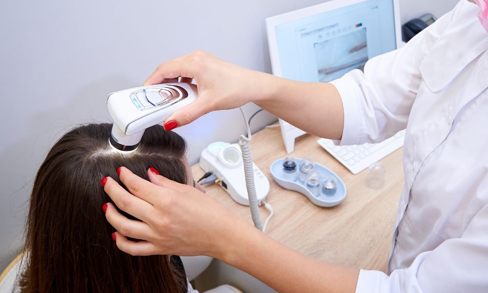 Thăm khám bác sĩ giúp xác định nguyên nhân ngứa da đầu và điều trị đúng cách