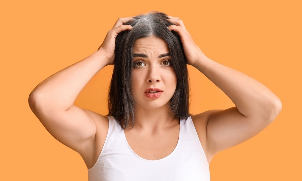 Căng thẳng, áp lực là một trong những nguyên nhân khiến tóc bạc sớm ở nữ.