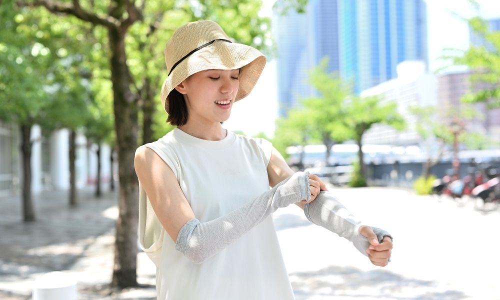 Đội mũ rộng vành, che chắn cẩn thận khi ra ngoài để bảo vệ mái tóc.