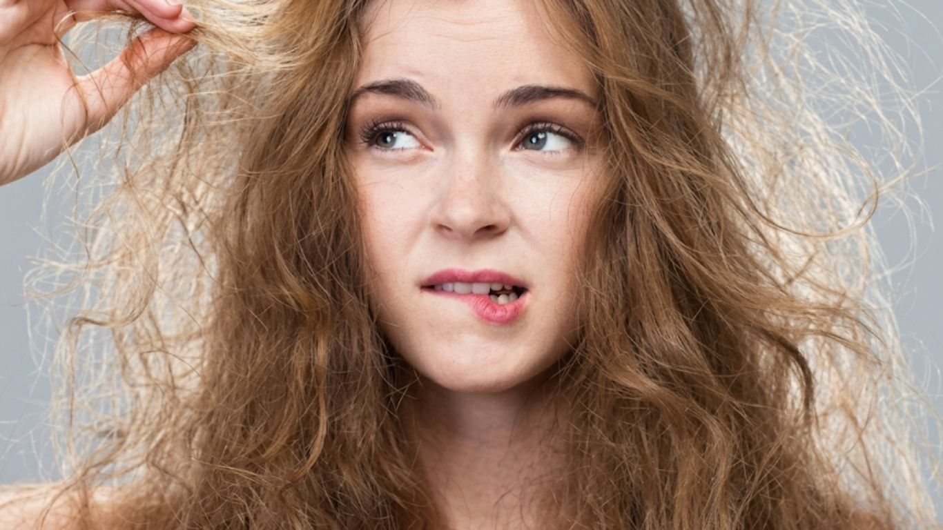 Da đầu có mùi khó hôi là dấu hiệu nhận biết cần detox cho da đầu 