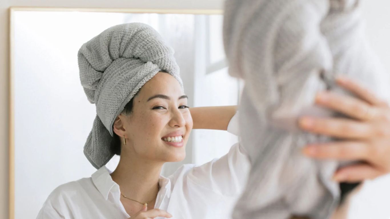 Áp dụng phương pháp plopping giúp tóc khô nhanh hơn