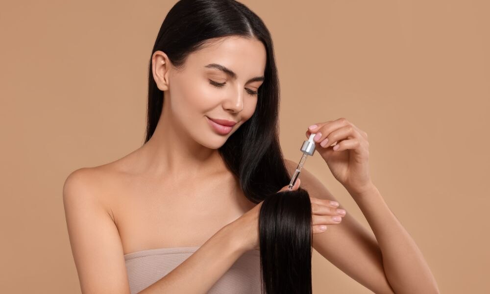 Dưỡng tóc bằng serum sau giúp giữ độ ẩm và bảo vệ tóc khỏi tác động từ nhiệt độ cao