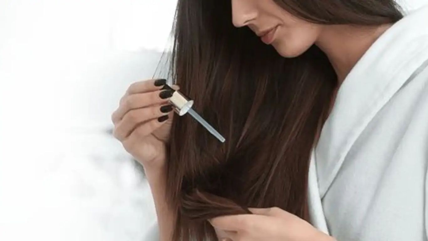Hạn chế hư tổn khi sấy tóc bằng cách dùng serum dưỡng tóc