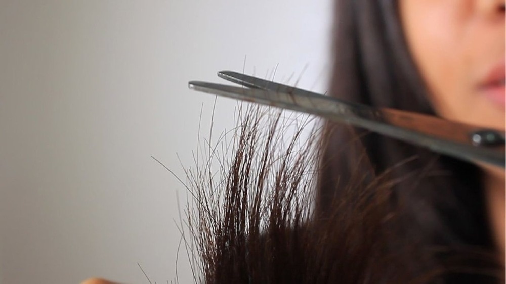 Cải thiện tóc chẻ ngọn bằng cách cắt tỉa phần tóc bị hư tổn