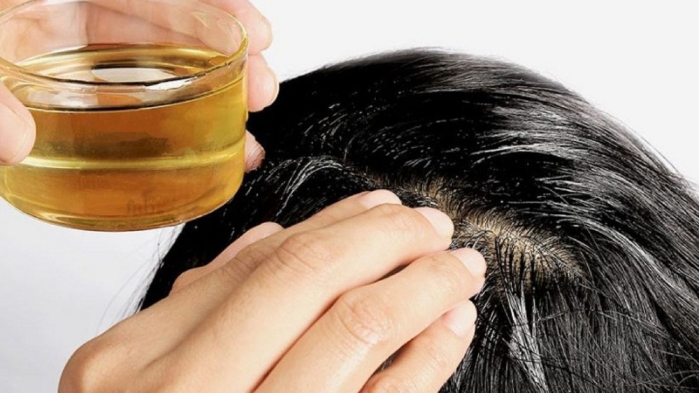 Chăm sóc tóc chẻ ngọn bằng cách ủ tóc với tinh dầu