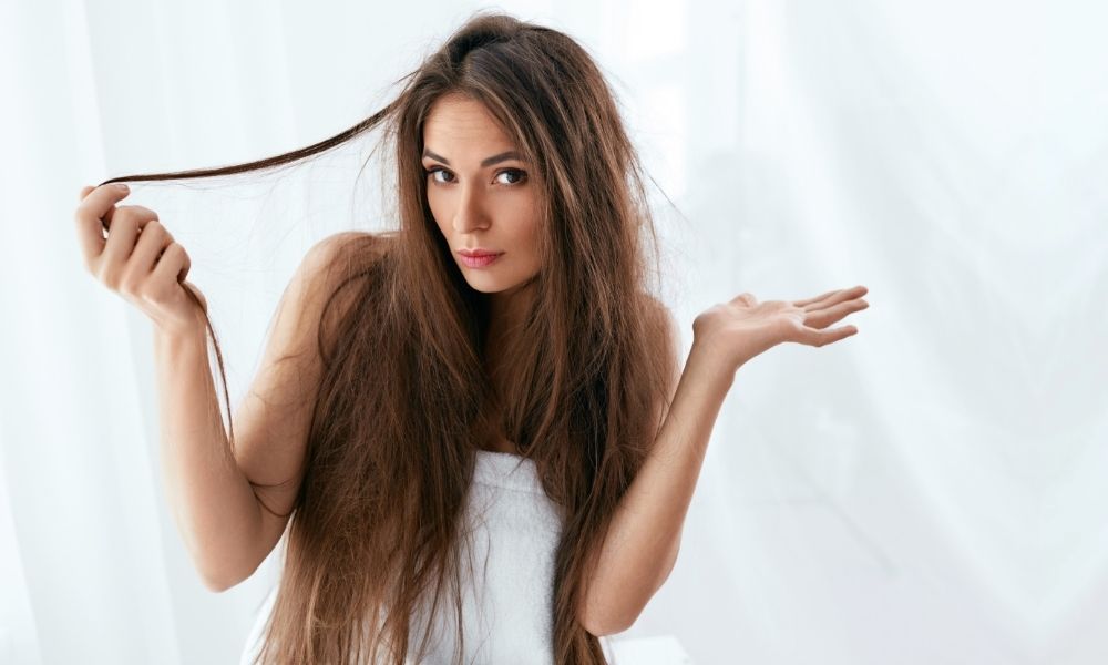 Tóc bị cháy nắng rất dễ rối, khó chải và thiếu độ mềm mượt do lớp biểu bì đã bị tổn thương