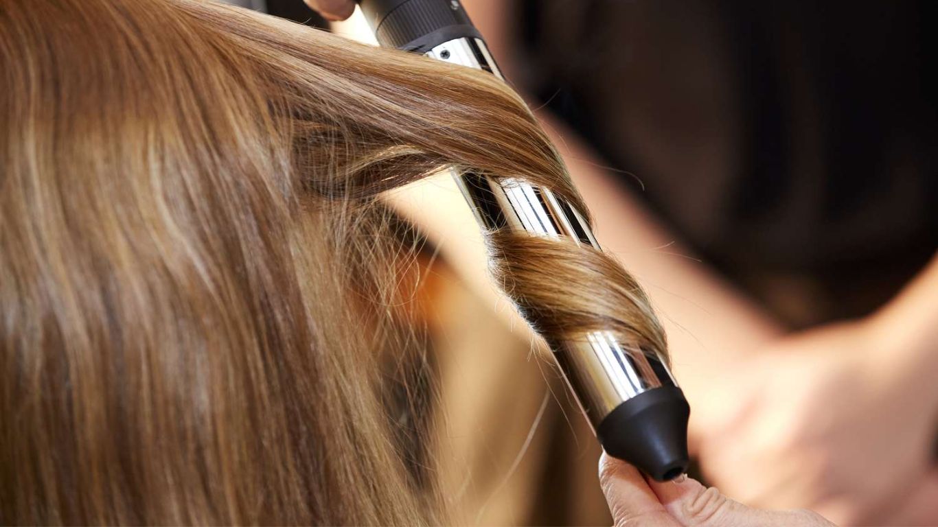 Tóc mỏng thưa do thường xuyên tiếp xúc với nhiệt, hoá chất 