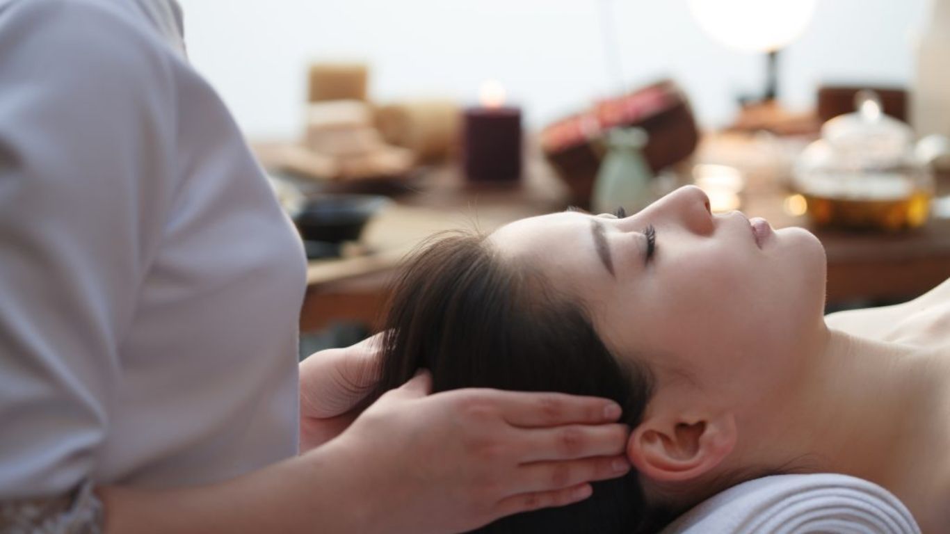 Kích thích lưu thông và hỗ trợ nang tóc phát triển bằng cách massage đầu