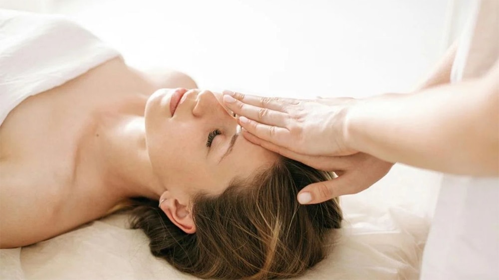 Massage đầu nhẹ nhàng bằng đầu ngón tay là biện pháp giúp giảm ngứa nhanh chóng