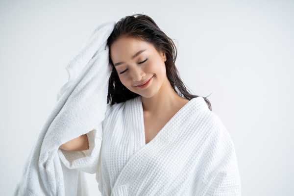 Cách gội đầu để tóc lâu bết