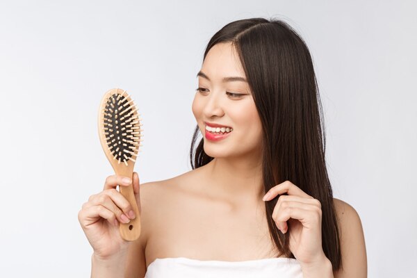 Chải đầu trước khi gội đầu đúng cách
