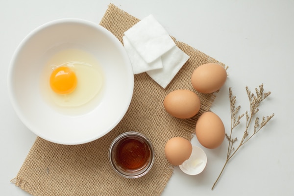 chăm sóc tóc xơ rối với trứng gà