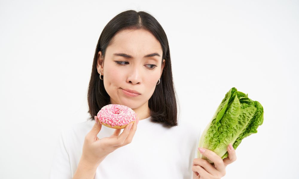 Chế độ ăn uống thiếu dinh dưỡng cũng khiến tóc yếu đi và trở nên khô xơ Chế độ ăn uống thiếu dinh dưỡng cũng khiến tóc yếu đi và trở nên khô xơ