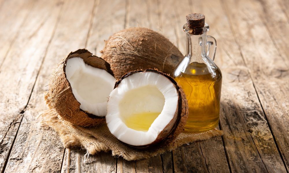 Dùng dầu dừa dưỡng tóc là phương pháp hiệu quả để làm mềm tóc rễ tre Dùng dầu dừa dưỡng tóc là phương pháp hiệu quả để làm mềm tóc rễ tre