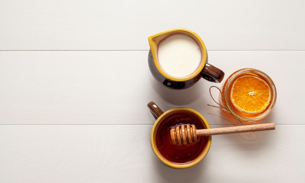Sữa và mật ong là công thức hiệu quả để phục hồi và làm mềm tóc rễ tre Sữa và mật ong là công thức hiệu quả để phục hồi và làm mềm tóc rễ tre