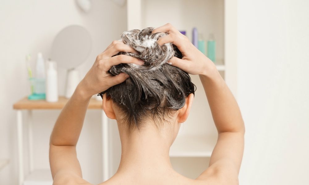 Nên gội đầu với tần suất 2-3 lần một tuần Nên gội đầu với tần suất 2-3 lần một tuần