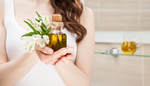 gội đầu bằng dầu oliu nguyên chất gội đầu bằng dầu oliu nguyên chất