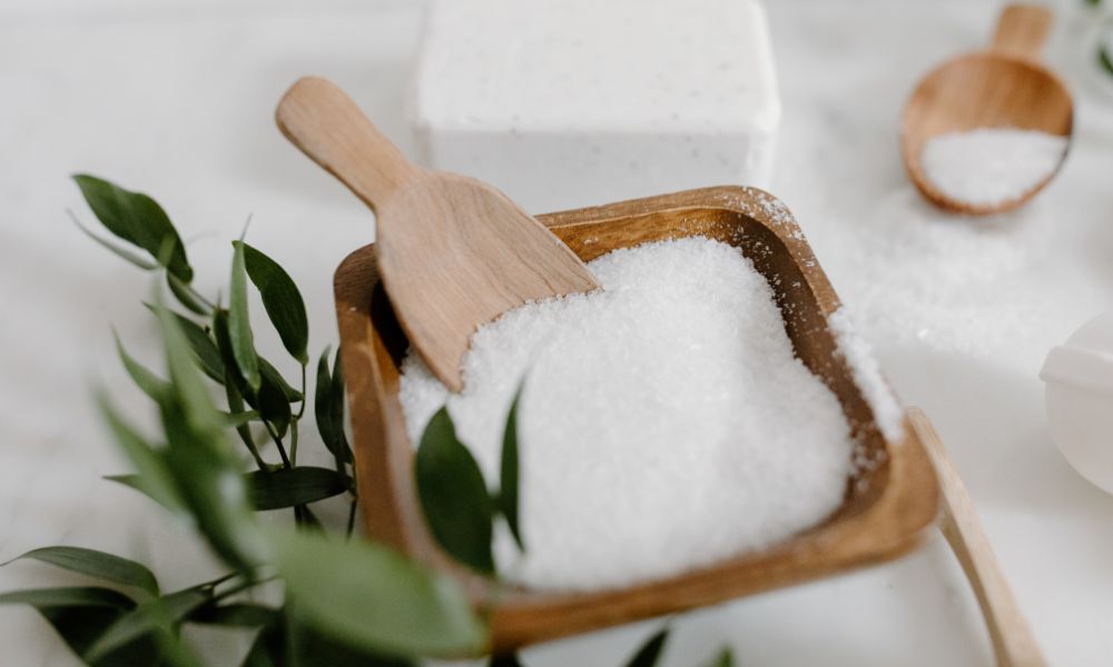 Dùng muối để cải thiện tình trạng tóc bết nhanh sau gội Dùng muối để cải thiện tình trạng tóc bết nhanh sau gội