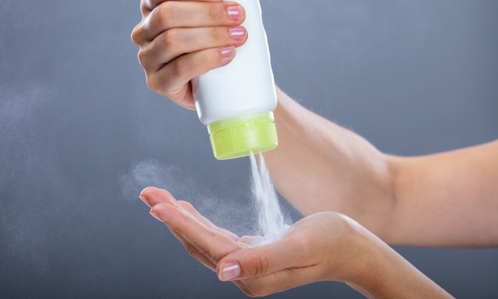 Cách làm tóc hết bết cấp tốc bằng phấn rôm Cách làm tóc hết bết cấp tốc bằng phấn rôm
