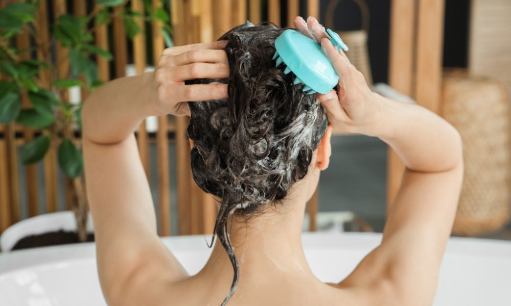Massage nhẹ nhàng khi dùng mặt nạ tóc giúp tăng hiệu quả dưỡng tóc Massage nhẹ nhàng khi dùng mặt nạ tóc giúp tăng hiệu quả dưỡng tóc