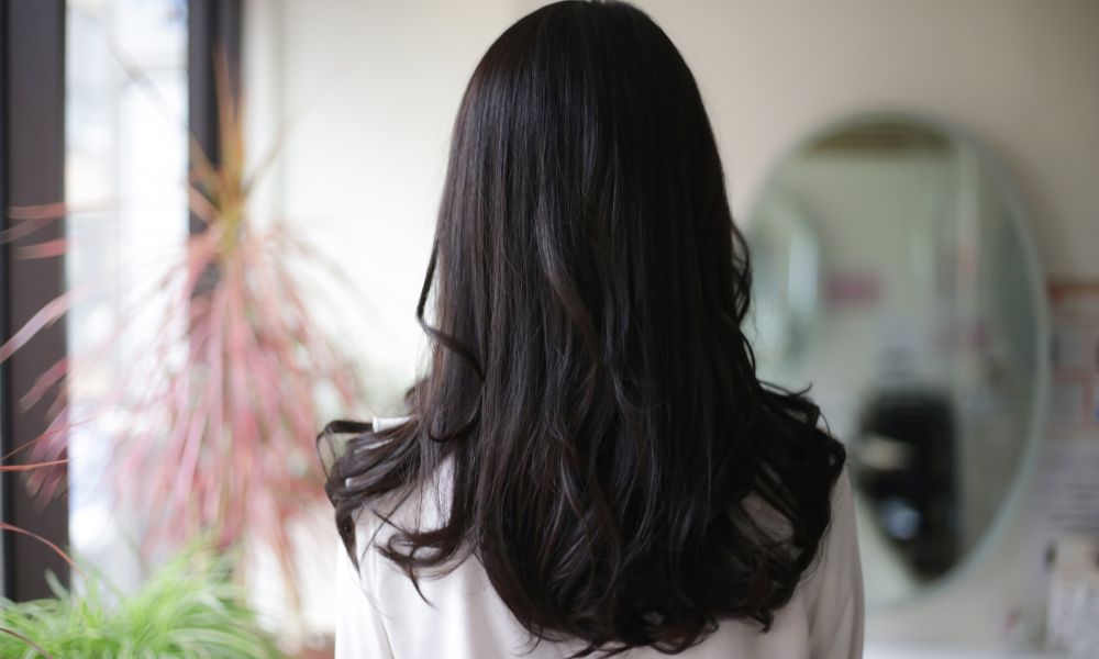 Việc xõa tóc tự nhiên giúp các lọn tóc dễ vào nếp và giữ được độ cong