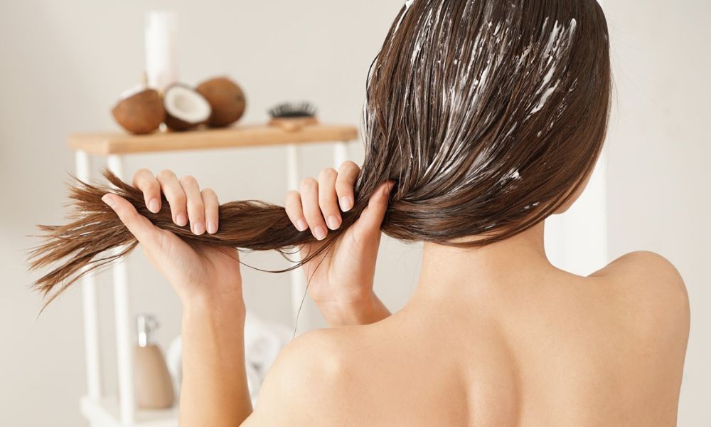 Cách ủ tóc bóng mượt bằng dầu dừa Cách ủ tóc bóng mượt bằng dầu dừa