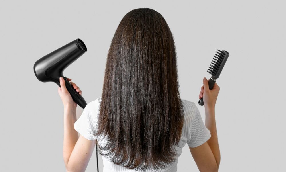 Nhiệt độ cao của máy sấy khiến tóc bị khô xơ, chẻ ngọn Nhiệt độ cao của máy sấy khiến tóc bị khô xơ, chẻ ngọn