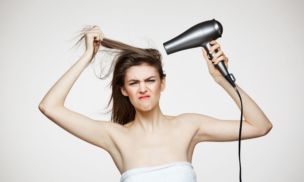 Sấy tóc ở mức nhiệt cao khiến tóc khô xơ, dễ gãy rụng Sấy tóc ở mức nhiệt cao khiến tóc khô xơ, dễ gãy rụng