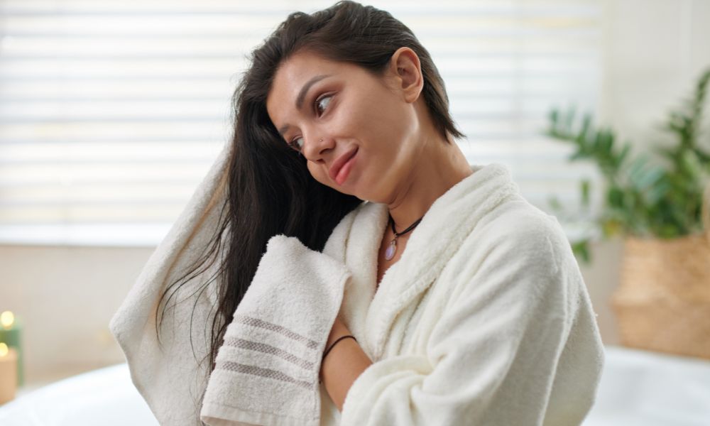 hair care chemicals - how-to-use-conditioner-2 Lau khô tóc bằng khăn mềm sau khi xả tóc