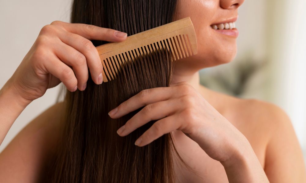 hair care chemicals - how-to-use-conditioner-5 Chải tóc sau khi dùng dầu xả tóc