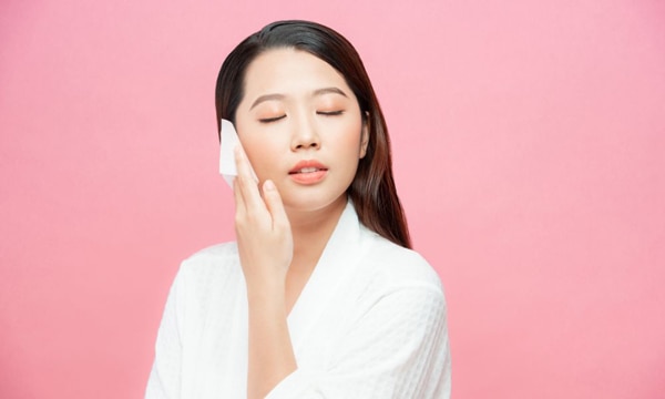 Dùng giấy thấm dầu thấm trên tóc trước khi gội Dùng giấy thấm dầu thấm trên tóc trước khi gội