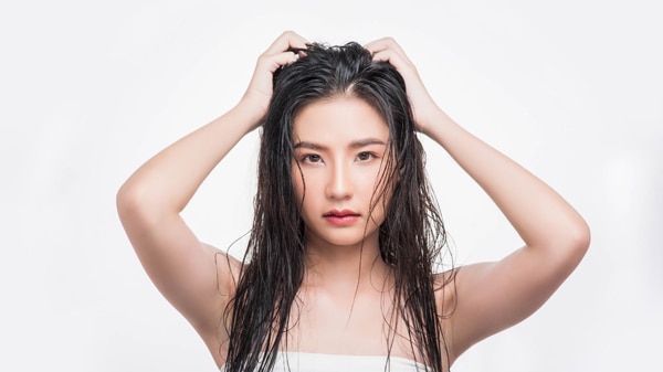 Ngày nào cũng gội đầu khiến tóc dễ bị khô xơ và gãy rụng Ngày nào cũng gội đầu khiến tóc dễ bị khô xơ và gãy rụng