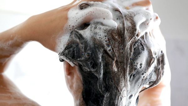 Massage nhẹ nhàng bằng đầu ngón ngay giúp kích thích tuần hoàn máu dưới da đầu Massage nhẹ nhàng bằng đầu ngón ngay giúp kích thích tuần hoàn máu dưới da đầu