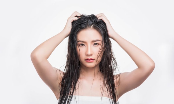 hair care chemicals - is-it-good-to-wash-hair-often Gội Đầu Nhiều Có Tốt Không? Tại Sao Không Nên Gội Đầu Mỗi Ngày?