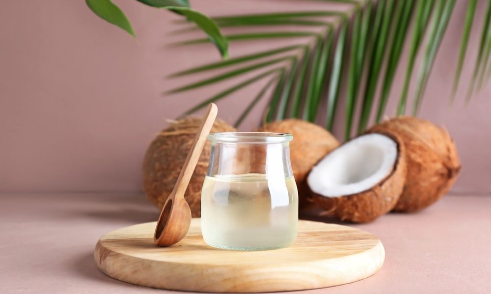 Dùng dầu dừa dưỡng tóc giúp phục hồi tóc hư tổn hiệu quả Dùng dầu dừa dưỡng tóc giúp phục hồi tóc hư tổn hiệu quả