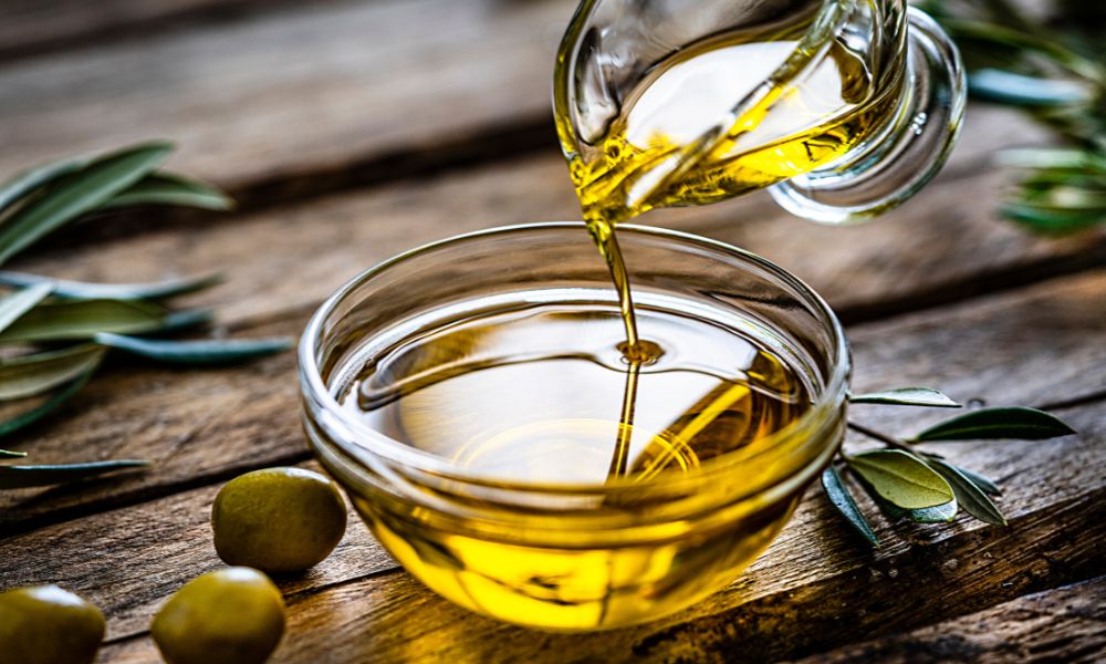 Dầu ô liu chứa nhiều dưỡng chất giúp phục hồi tóc khô xơ hiệu quả Dầu ô liu chứa nhiều dưỡng chất giúp phục hồi tóc khô xơ hiệu quả