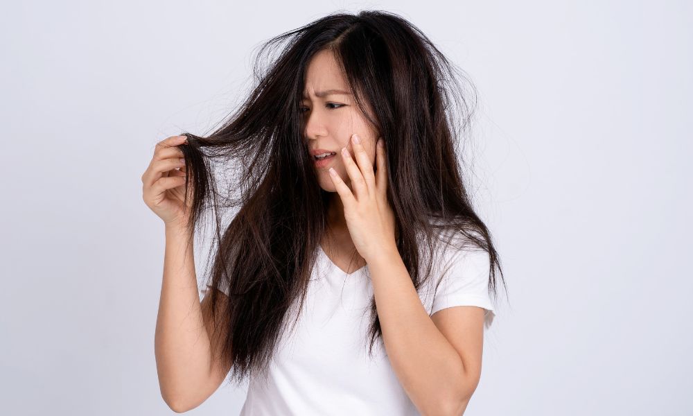 Căng thẳng trong thời gian dài khiến tóc dễ gãy rụng, xơ rối Căng thẳng trong thời gian dài khiến tóc dễ gãy rụng, xơ rối