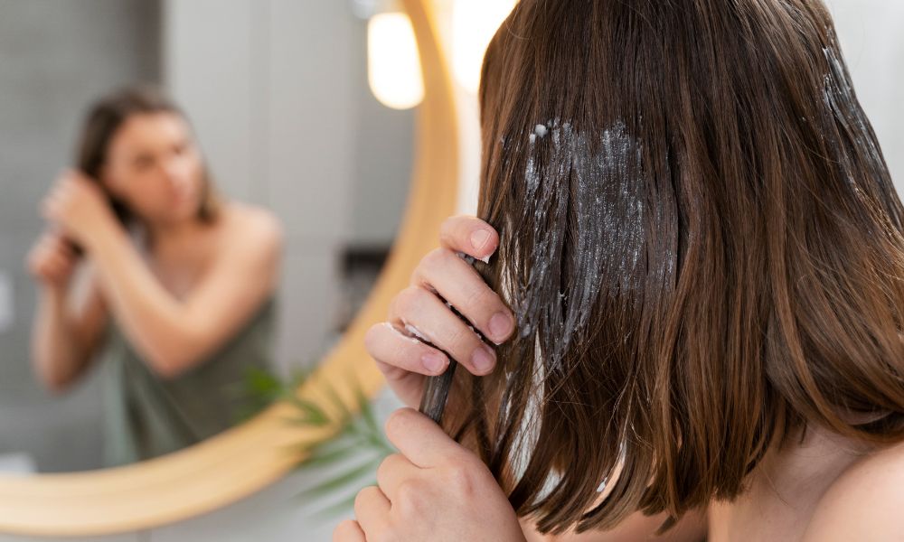 Bôi lớp bảo vệ tóc trước khi tiếp xúc với nhiệt độ cao Bôi lớp bảo vệ tóc trước khi tiếp xúc với nhiệt độ cao