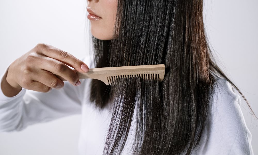 Nên chải tóc nhẹ nhàng từ ngọn đến chân tóc để hạn chế tổn thương tóc