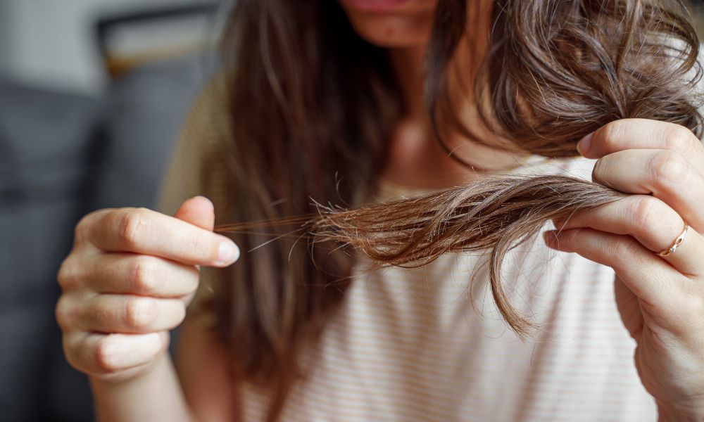Nhổ tóc ngứa có thể gây yếu tóc, tăng nguy cơ rụng tóc